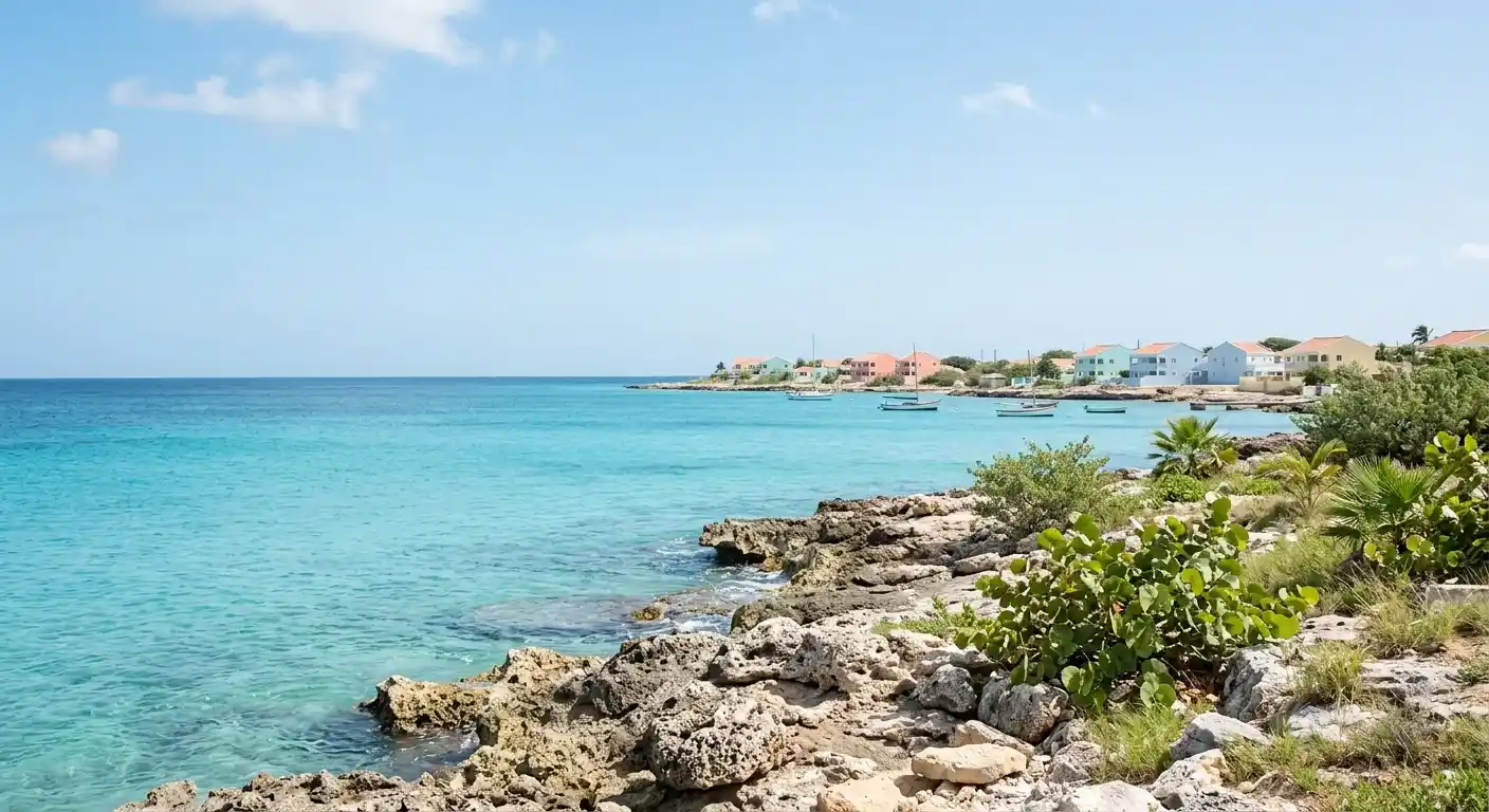 Tropische Küstenlandschaft der Karibikinsel Curacao bei klarem Tageslicht